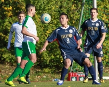 Erst war alles ganz zahm, aber nach dem Seitenwechsel gerieten die Hechtsheimer (v.l. Edin Beslic, Abdelhafid Darrah) gegen den FC Basara (v.r. Stephan Bröker, Toshinori Yamamoto) rasch und gewaltig ins Hintertreffen.