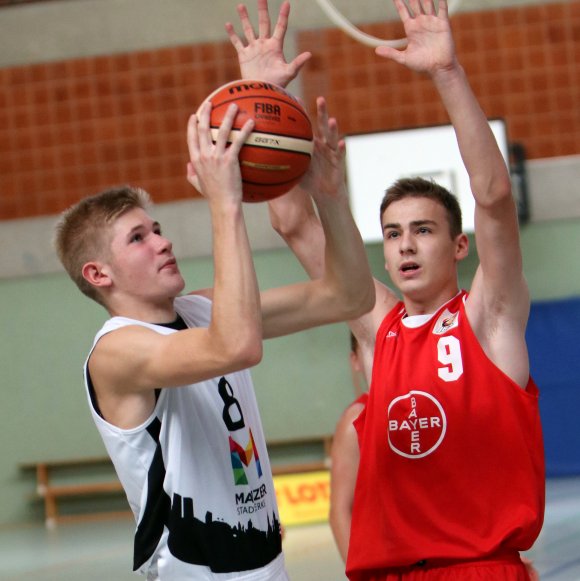 Tino Zimmermann (l.) holte den letzten Rebound in Rhöndorf. Daraus entstand der letzte Angriff, den Tobias Oppenberg mit dem siegbringenden Treffer abschloss.