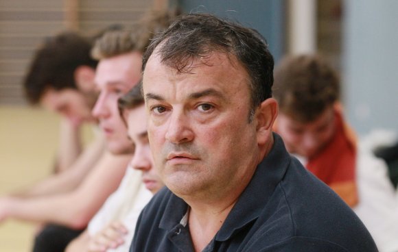 Hatte schon vor Spielbeginn kein gutes Gefühl: DJK-Trainer Miro Sovic, der sich dennoch über den vierten Saisonsieg freuen durfte.