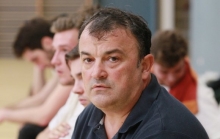 Hatte schon vor Spielbeginn kein gutes Gefühl: DJK-Trainer Miro Sovic, der sich dennoch über den vierten Saisonsieg freuen durfte.