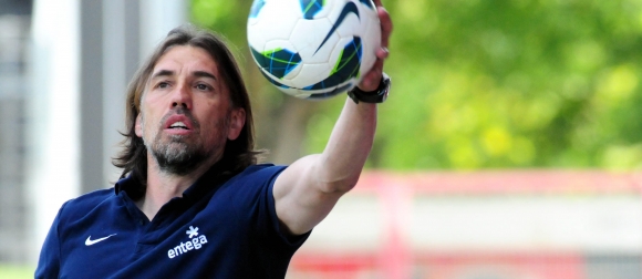 Einarmiges Ballfangen gehörte nicht zu den Prüfungsaufgaben für die Uefa-Pro-Lizenz. Martin Schmidt hätte aber auch diese Hürde genommen.