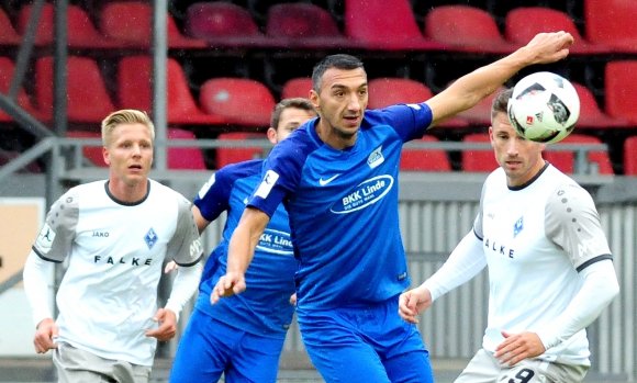 Der TSV Schott (hier Nenad Simic im Spiel gegen Waldhof Mannheim) machte beim 1.FC Saarbrücken vieles richtig, bei den Standards aber fast alles falsch.