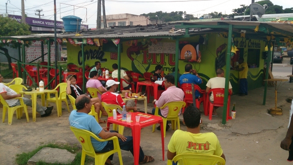 Eher Private als Public Viewing: Das Spiel Spanien-Chile schauten die Reppels sich in einer Straßenkneipe in Recife an.