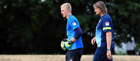 Torwarttrainer Stephan Kuhnert (r.) bescheinigt Robin Zentner großes Potenzial.