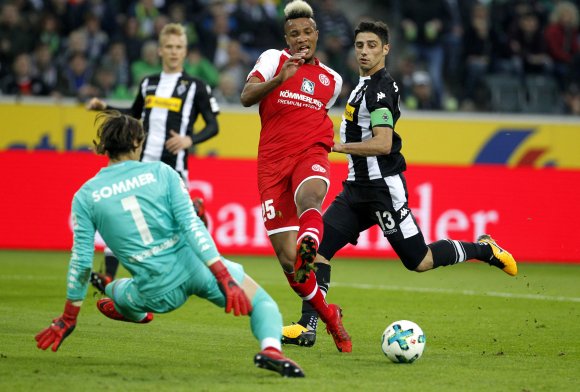 Ein sicheres Tor hatte Jean-Philippe Gbamin auf dem Fuß, den Lars Stindl (hinten) jedoch so touchierte, dass der Mainzer den Ball nicht traf. In dieser Szene nicht auf Elfmeter und Rote Karte zu entscheiden, sollte in Zeiten eines Videoassistenten nicht möglich sein.
