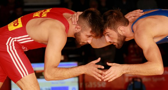 Weltklasse im Freistil-Federgewicht: Der Mainzer Süleyman Atli (l.) bezwang seinen türkischen Nationalmannschaftskollegen Recep Topal.