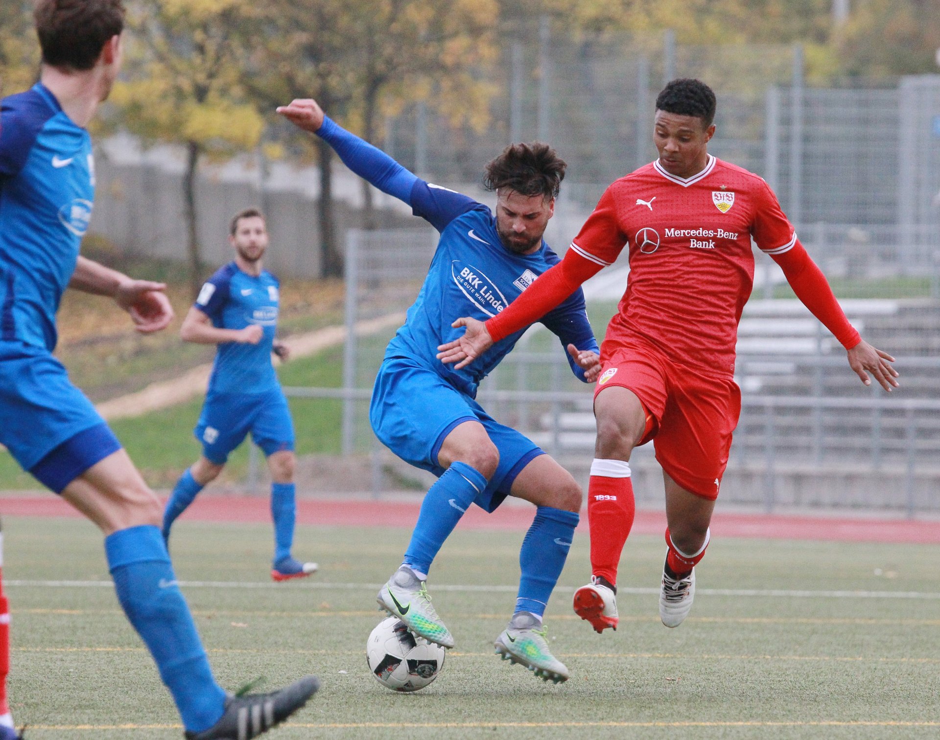 Necmi Gür mit einer der zahlreichen Balleroberungen, die dem TSV Schott gelangen.