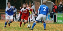 Claudius Neuser (M.), verfolgt von Niclas Himioben und erwartet von Valentin Pfaff, erzielte nach etwas mehr als einer halben Stunde das 3:0.