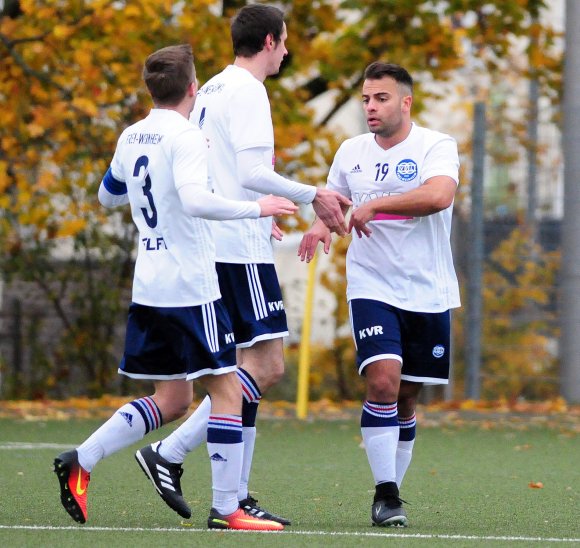 Bester Mann im Spiel des VfL Frei-Weinheim beim SKC Barbaros: Sandro Zey (r.) hatte soeben das 0:2 erzielt.