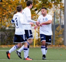 Bester Mann im Spiel des VfL Frei-Weinheim beim SKC Barbaros: Sandro Zey (r.) hatte soeben das 0:2 erzielt.