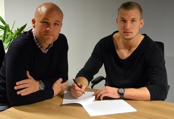 Wenn Robin Zentner etwas Weißes sieht, tritt er normalerweise danach. In diesem Fall nutzte er es für eine Unterschrift.