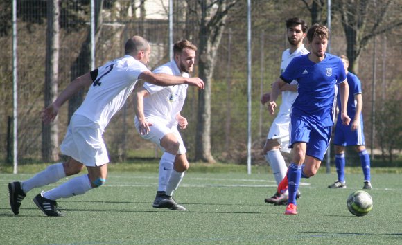 Gerade siebeneinhalb Monate ist es her, dass der VfB Bodenheim bei der TSG Bretzenheim 46 einen 4:3-Sieg einfuhr und dabei (v.l.) Alan Ates, Leon Porsch und Sabian Cooper aufbot. Ates und Cooper sind vor wenigen Woche studienbedingt ausgestiegen beim VfB, Porsch ist weiter verletzt , so wird keiner aus dem Trio am Sonntag erneut auflaufen. Aber auch TSG-Kapitän Nils Krämer (r.) dürfte wegen eines Trainerlehrgangs verhindert sein.