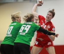 Elisa Burkholder (r.) und die FSG Mainz 05/Budenheim haben in den beiden freien Wochen seit dem Heimsieg gegen die SG 09 Kirchhof vor allem an der oft unbefriedigenden Deckungsleistung gearbeitet. Aktivere Verteidigung düfte auch im Spiel bei Aufsteiger FSG Waiblingen-Korb eine Schlüsselanforderung für einen Erfolg sein.