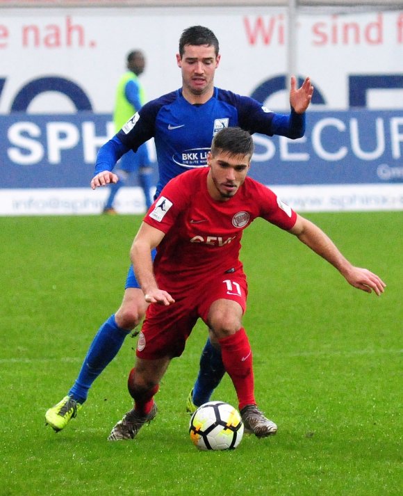 Eine Halbezeit lang ließen Joshua Iten (hinten, gegen Serkan Firat) und der TSV Schott dem OFC offensiv kaum Spielraum.