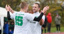 Tarek Schwiderski (l.) holt sich das offizielle Kapitänslob für seinen 1:0-Führungstreffer bei Mateo Trapp ab.