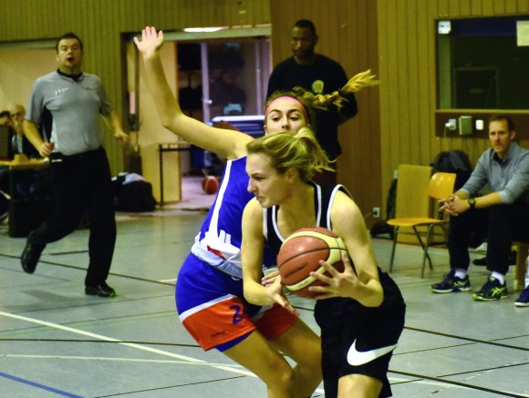 Zu lange traten Ariane Kadesch (v.) und der SC Lerchenberg gegen den ASC II zu ängstlich auf.