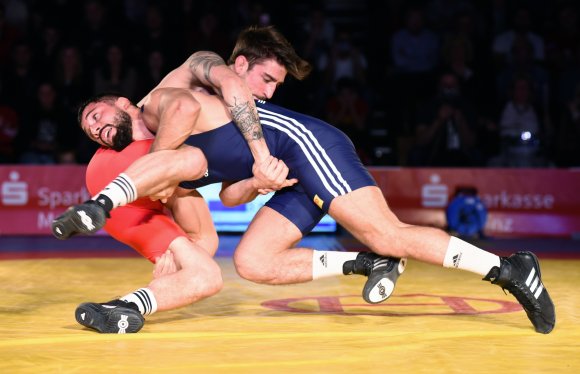 Kubilay Cakici (blaues Trikot) sorgte gegen Tim Müller im Hinrundenkampf für einen von zwei Nackenheimer Siegen.