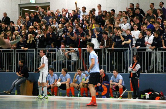Auch Hallenhockey kann die Massen elektrisieren, wie sich beim großen Saisonfinale des TSV Schott beim Wiesbadener HTC zeigte, bei dem im Februar Dutzende Fans mit Schott-Hemd ihre Mannschaft zum Aufstieg jubelten. In der neuen Runde ist der Aufstiegskampf nicht zu erwarten, die Mannschaft möchte sich in der 1. Regionalliga erst einmal wieder etablieren.