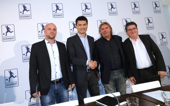 Deutsch-chinesische Annäherung, v.l.: Till Pleuger, Manager des TSV Schott, Shao Jiayi,  Manager der chinesischen U-20-Nationalmannschaft, DFB-Vize Ronny Zimmermann und Giuseppe Lepore, der Sprecher der Regionalligavereine.