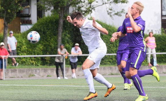 In der vergangenen Runde ging das Gastspiel des SV Rülzheim mit 3:1 recht klar an den VfB Bodenheim (Mitte: Norman Loos). Mit einem ähnlichen Ergebnis wäre die etwas verkorkste Hinrunde noch ein wenig geschönt.
