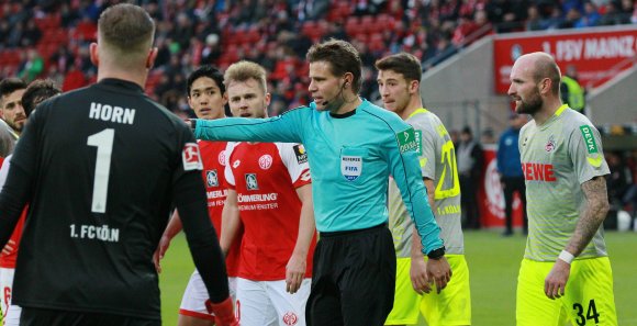 Mit dieser Elfmeterentscheidung gegen die Kölner lag Felix Brych falsch. Videoassistent Tobias Welz auch.