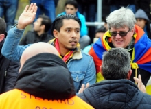 „Wir stören niemanden, wir sind gegen Gewalt, wir haben niemanden verletzt“, betont Tenzin Thabye Nanglo (l.) von der Tibet-Initiative Deutschland...
