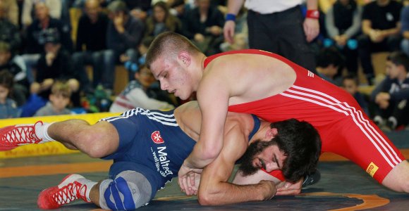Der Eindruck täuscht: Im Kampf zwischen dem Nackenheimer Bekir Demir (rot) und Soner Demirtas...