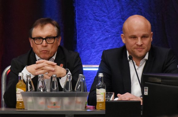 Zwischen die beiden passt offenbar nicht nur ein Blatt, sondern ein ganzer Baum: 05-Vorsitzender Johannes Kaluza (l.) und Sportvorstand Rouven Schröder.