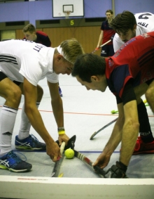 Der Schlägervergleich an den Banden ein beliebter Pausenbringer im Hallenhockey, hier ist Max Nagel (l.) für den TSV Schott involviert.
