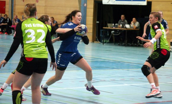 Große Lücken bot die Krifteler Abwehr immer wieder, hier will Anika Schmitt hineinstoßen, wird aber von Gästespielerin Helena Nitzke (r.) noch abgefangen.