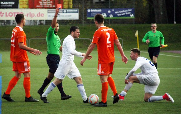 Dann auch das noch: Damir Bektasevic kassierte kurz vor dem Abpfiff bei längst entschiedenem Spiel die Rote Karte wegen eines Revanchefouls.