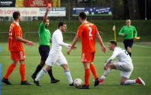 Dann auch das noch: Damir Bektasevic kassierte kurz vor dem Abpfiff bei längst entschiedenem Spiel die Rote Karte wegen eines Revanchefouls.