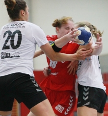 Derzeit liefert sich die FSG Mainz 05/Budenheim (Mitte: Leah Schulze) ein Fernduell mit Tabellenführer HSG Hunsrück (weiße Trikots). Am vorletzten Hinrundenspieltag rückte der Tabellenzweite bis auf einen Zähler an den Konkurrenten heran.
