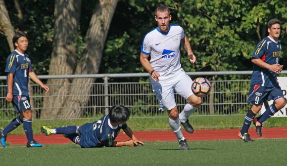 Torlos blieb das Saisonauftaktspiel zwischen dem SV Italclub (M. Pascal Hertlein) und dem FC Basara (l. Renya Miura, r. Fabio Di Dio Parlapoco). Das soll am Sonntag anders werden.. 