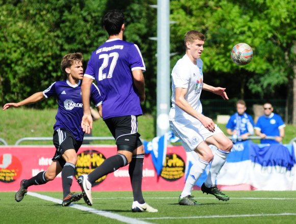 Diesmal wohl wieder im defensiven Mittelfeld: Dominik Ahlbach (r.).