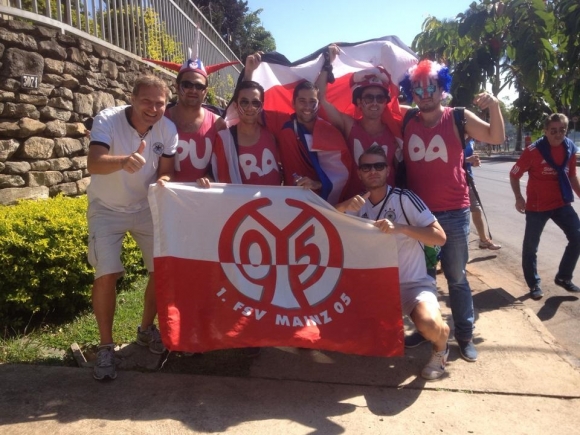 Junior Diaz verbindet: Martin & Pit mit Fans aus Costa Rica.
