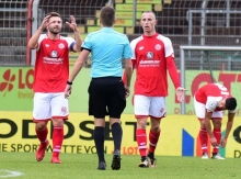 Sebastian Tyrala deutet es an: Torwart Finn Dahmen hatte den Ball doch zwischen den Händen, als er gefoult wurde und die Wormser auf diese Weise in Führung gingen. Schiedsrichter Timo Wlodarczak ließ sich jedoch nicht umstimmen.