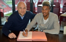 Unterschrieben einen bis 2022 laufenden Vertrag: 05-Sportvorstand Rouven Schröder und Jean-Philippe Gbamin.