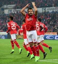 Eine Szene aus dem Spiel gegen den FC Augsburg vom Februar: Die 05er gewannen mit Giulio Donati 2:0.