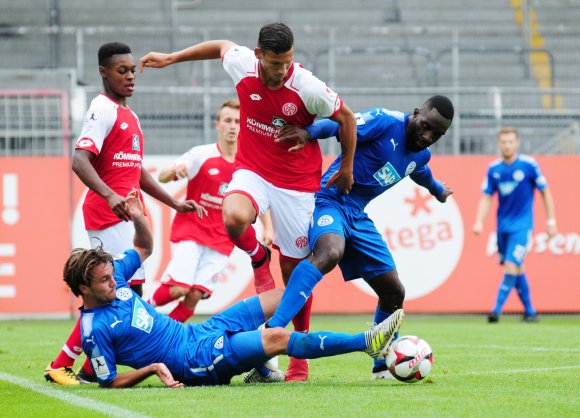 In der Hinrunde kassierten die 05er (v.l. Bote Baku, Benjamin Trümner, Heinz Mörschel) gegen den FC-Astoria Walldorf die erste Niederlage.