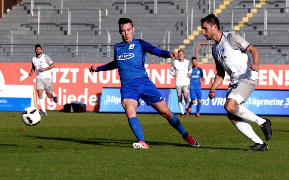 Flach spielen und keinen Zweikampf scheuen sollten Silas Schwarz (M.) und der TSV Schott am Samstag gegen den TSV Steinbach.