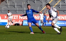Flach spielen und keinen Zweikampf scheuen sollten Silas Schwarz (M.) und der TSV Schott am Samstag gegen den TSV Steinbach.