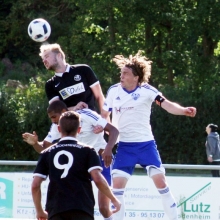 In der vergangenen Runde hatte die stark ersatzgeschwächte Viktoria Herxheim (r. Philipp Keller) beim 2:0-Sieg des VfB Bodenheim (l. Dennis Steinbrecher) wenig zu bestellen. Diesmal werden es die Gastgeber sein, die mit Lücken in der Aufstellung antreten.