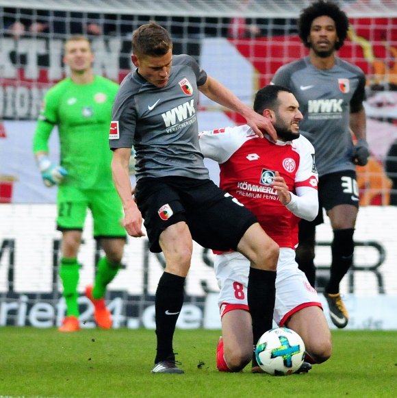 Aua: Levon Öztunali und die 05er mussten am Samstag eine Backpfeife einstecken. Alfred Finnbogason (l.) teilte zweimal aus.