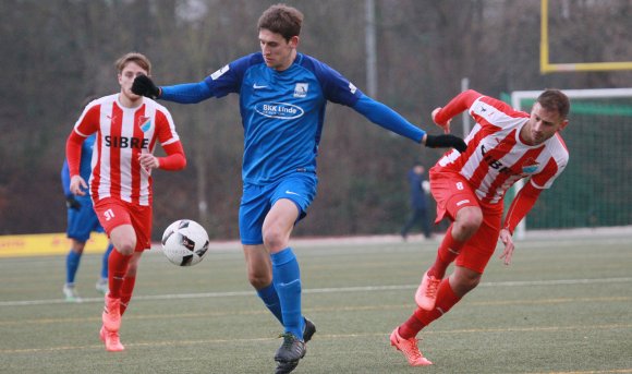 Einige Freiheiten erarbeitete die Schott-Offensive sich in der zweiten Halbzeit, aber Janek Ripplinger (MItte) und seine Nebenleute im Angriff konnten dies wie gehabt zu selten in Abschlüsse umsetzen.