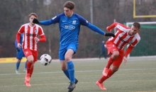 Einige Freiheiten erarbeitete die Schott-Offensive sich in der zweiten Halbzeit, aber Janek Ripplinger (MItte) und seine Nebenleute im Angriff konnten dies wie gehabt zu selten in Abschlüsse umsetzen.