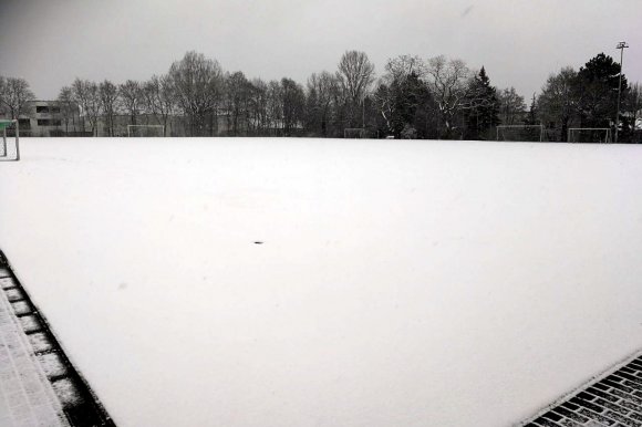 Kein Fußballschuh soll diese schöne Schneedecke auf der Mombacher Bezirkssportanlage zerstören.