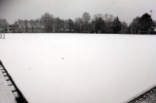 Kein Fußballschuh soll diese schöne Schneedecke auf der Mombacher Bezirkssportanlage zerstören.
