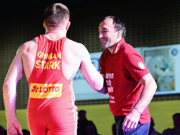 33:1. Da ist auch 88-Trainer Davyd Bichinashvili (r.) vom Einzug uns Viertelfinale überzeugt.