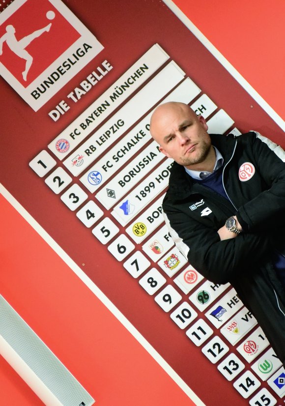 Sah schon mal zufriedener aus: 05-Sportvorstand Rouven Schröder nach dem 1:3 gegen den FC Augsburg.